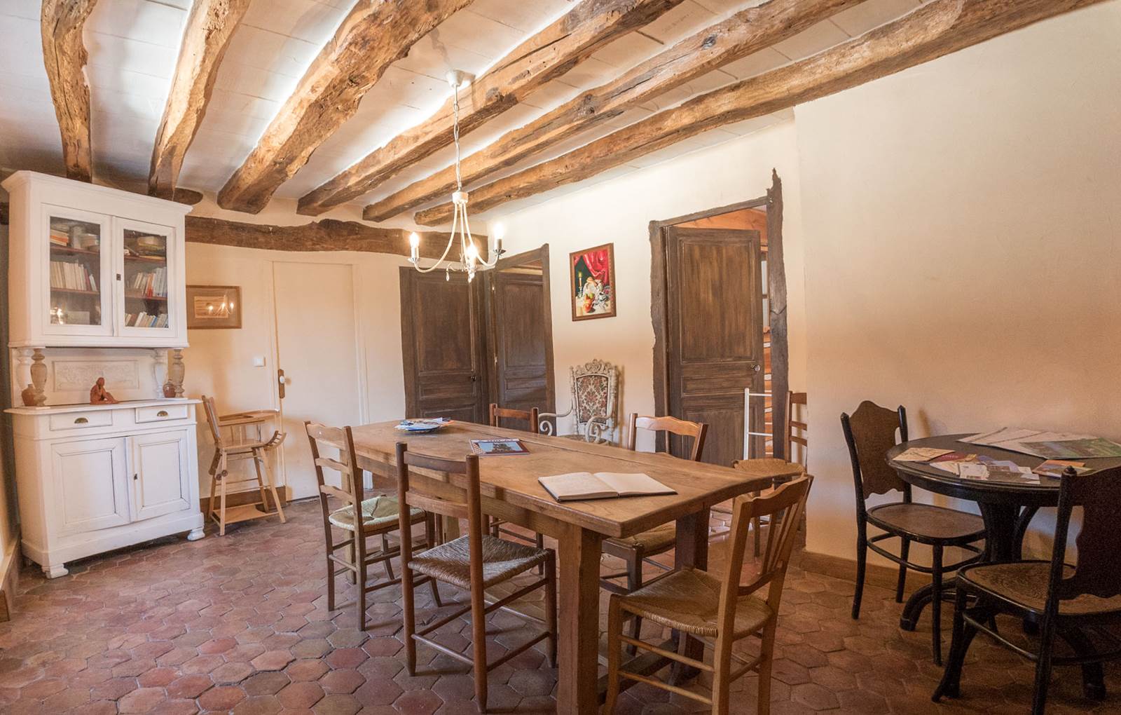 Salle à manger attenante aux chambres pour l'ensemble de nos hôtes-carousel